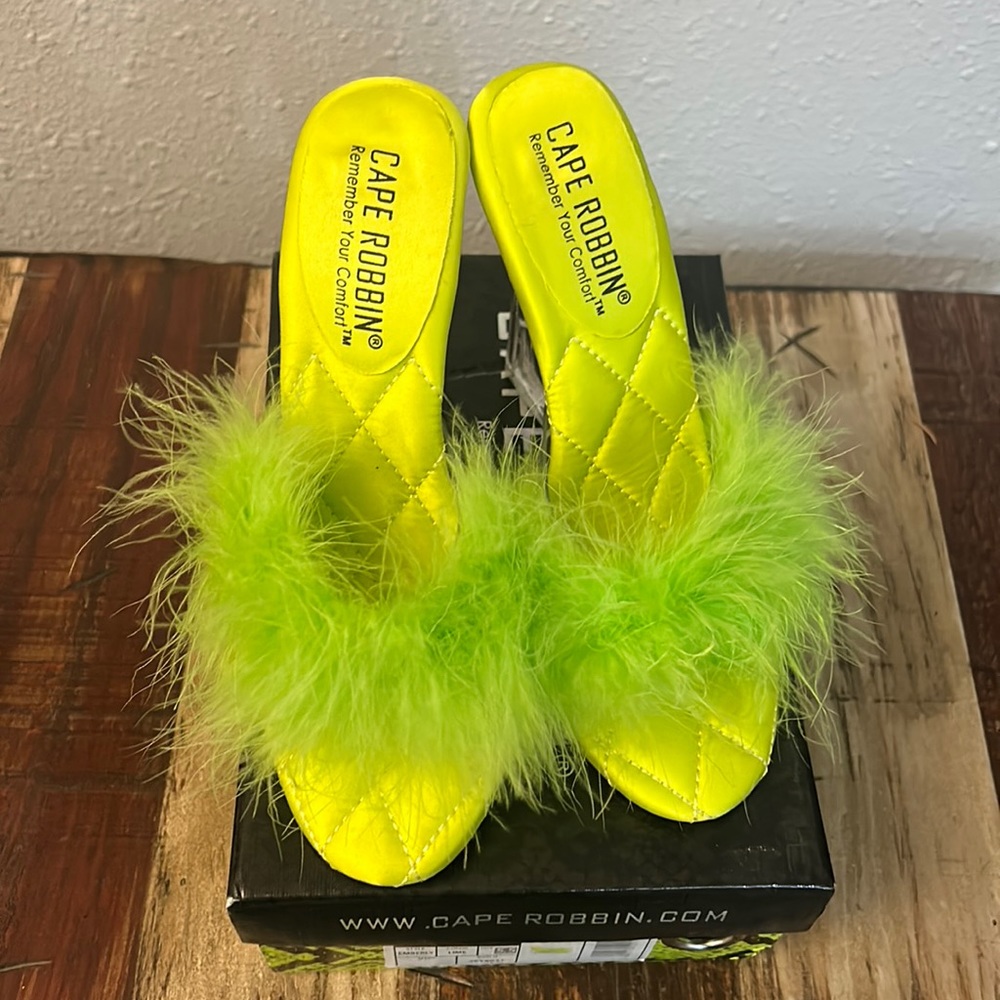 Cape Robbin Emberly in lime